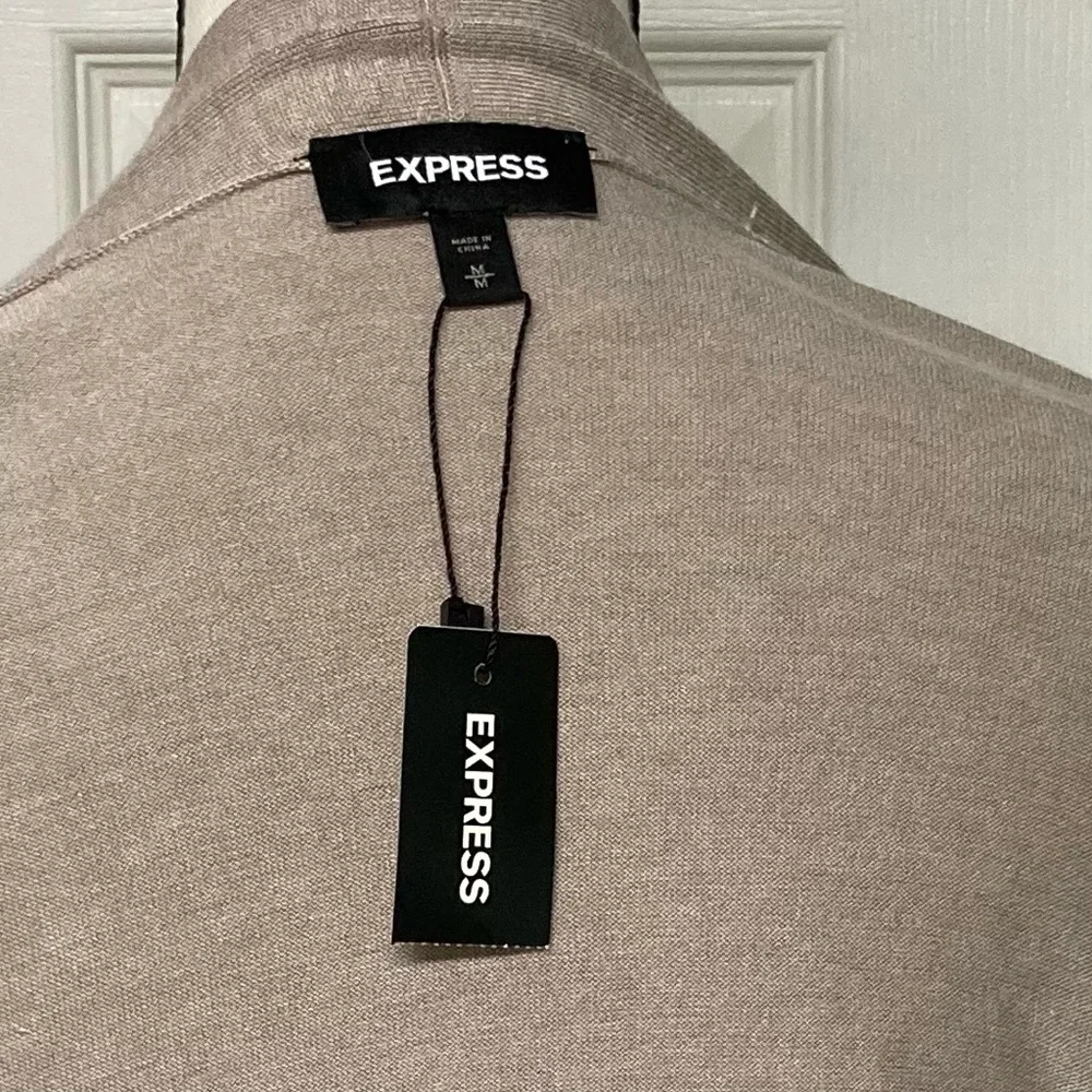 NWT Express 2 pocket open cardi Size M in Light Mocha